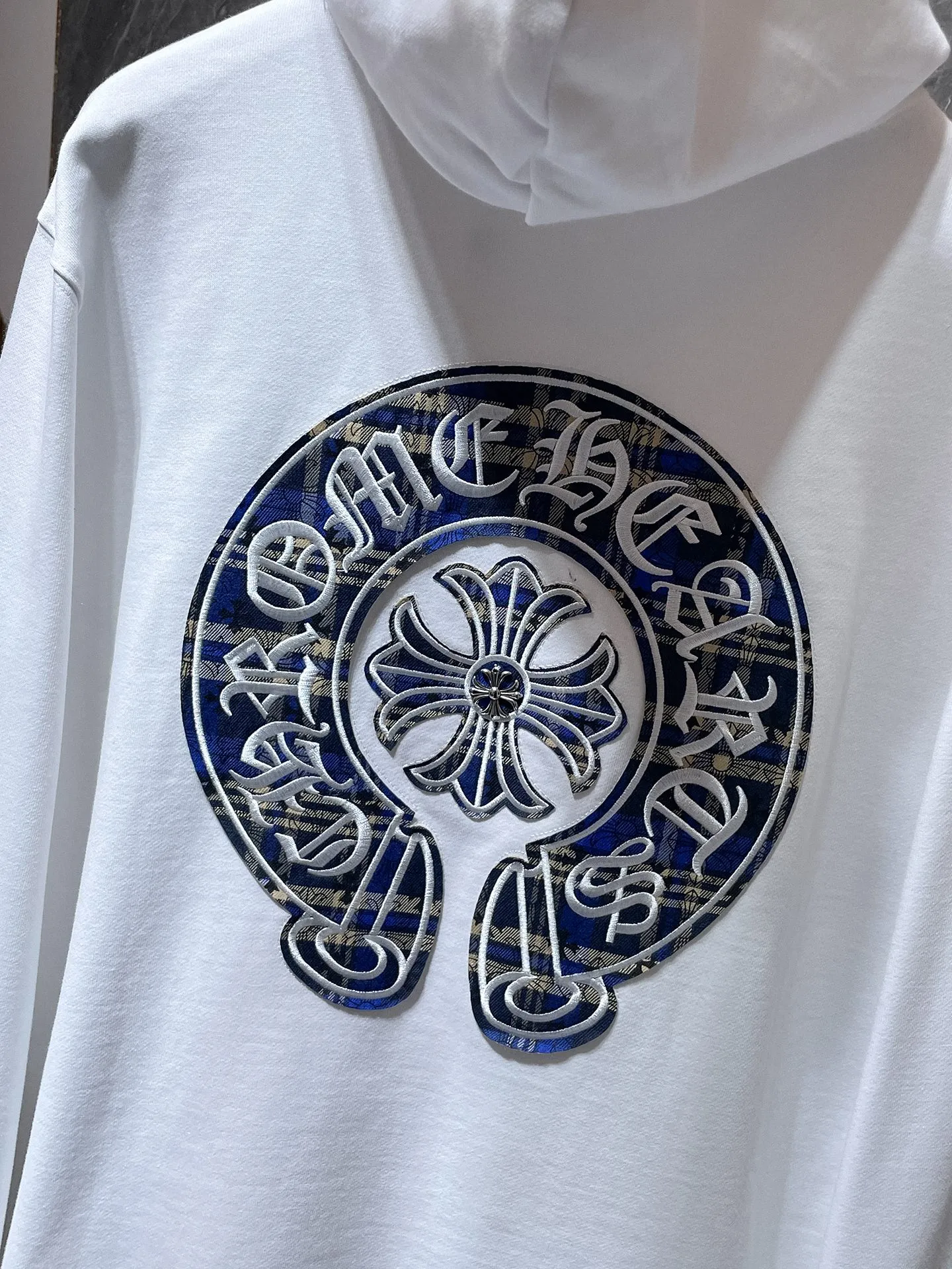 P260 Chrome Hearts Autumn and Winter 2025 Counter Synchronization Crow Horseshoe Contrast Color Patch Hooded Sweatshirt Heavy Industry Pure Handmade Cutting Patch Embroidery Technology Improved Customized Version 1:1 High Weight High Quality Fabric Recommended Color: White Black Size: S, M, L, XL